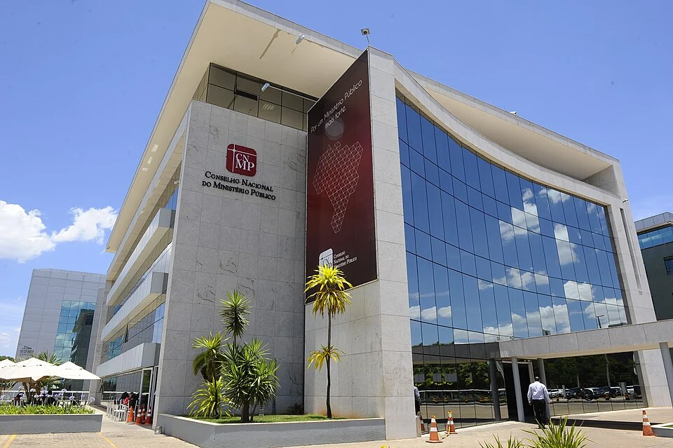 Alt text: Fachada do prédio do Conselho Nacional do Ministério Público (CNMP), órgão de controle que fiscaliza e orienta a atuação do Ministério Público brasileiro.