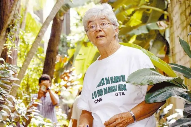 Imagem de Dorothy Stang, uma senhora de cabelos brancos, branca, usando óculos de grau.