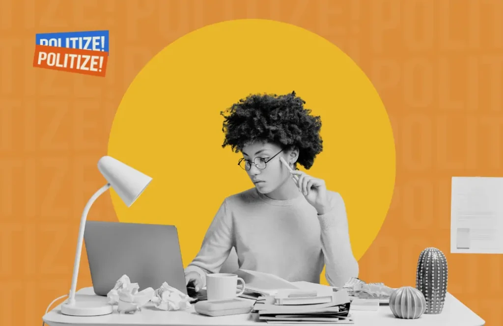 Imagem de uma mulher mexendo no computador