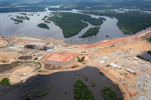 Vista aérea do canteiro de obras da hidrelétrica de Belo Monte. 
