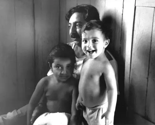 Imagem de Chico Mendes com seus dois filhos.