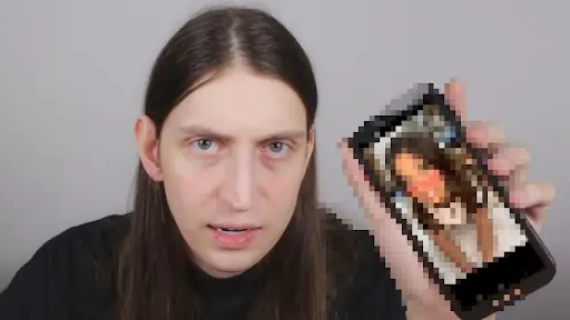 print de vídeo do influenciador Felca sobre adultização. Imagem do celular pixelada por conter conteúdo sensível.