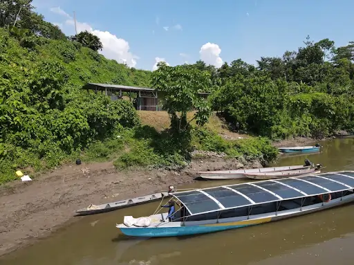 Imagem de um barco em rio