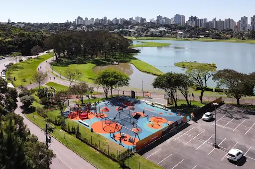 Imagem de parque em dia ensolarado. Texto: O que são Florestas Urbanas?