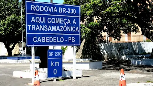 Placa escrito "Rodovia BR-230. Aqui começa a transamazônica. Cabedelo - PB"