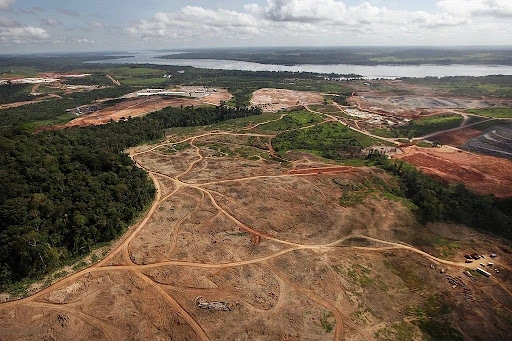 Belo Monte: O Dilema Brasileiro entre Crescimento Econômico e Preservação Ambiental. A construção continua no complexo da barragem de Belo Monte, na bacia amazônica, em 15 de junho de 2012, perto de Altamira, Brasil. 
