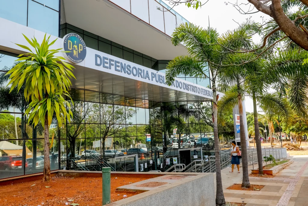 Fachada do prédio da Defensoria Pública do Distrito Federal.