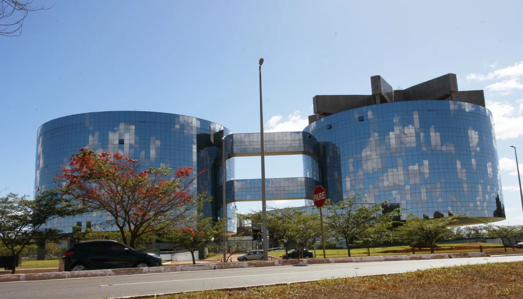 Fachada moderna com vidros espelhados do edifício-sede da Procuradoria-Geral da República (PGR).
