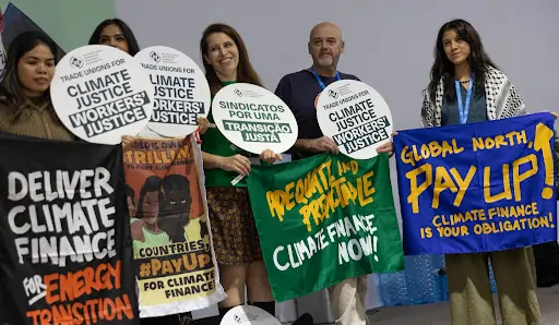 Protestos dos cidadãos sobre os principais temas do clima na  COP 29, em Baku, capital da Azerbaijão. Texto: Você sabe o que é lobby climático?
