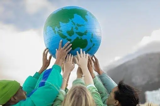 Grupo de jovens segurando o globo terrestre. Agenda 2030