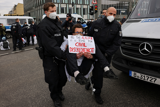 imagem de um ato de desobediência civil climática.
