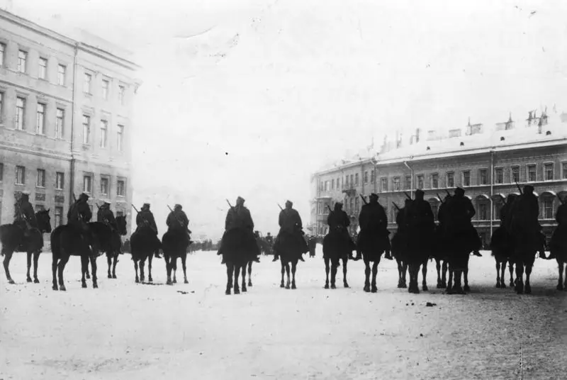 Aproximadamente vinte pessoas montadas à cavalo, apropriadamente vestidas e armadas em São Petersburgo. Foto em preto e branco. 
