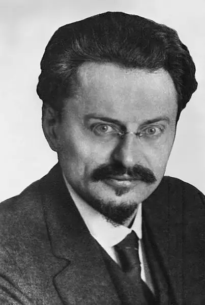 Retrato em preto e branco de Leon Trotsky, pai do trotskismo. Feito em 1929.